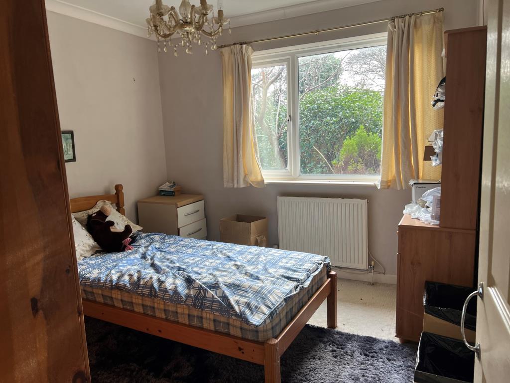 Lot: 11 - LARGE DETACHED BUNGALOW FOR UPDATING WITH POTENTIAL -